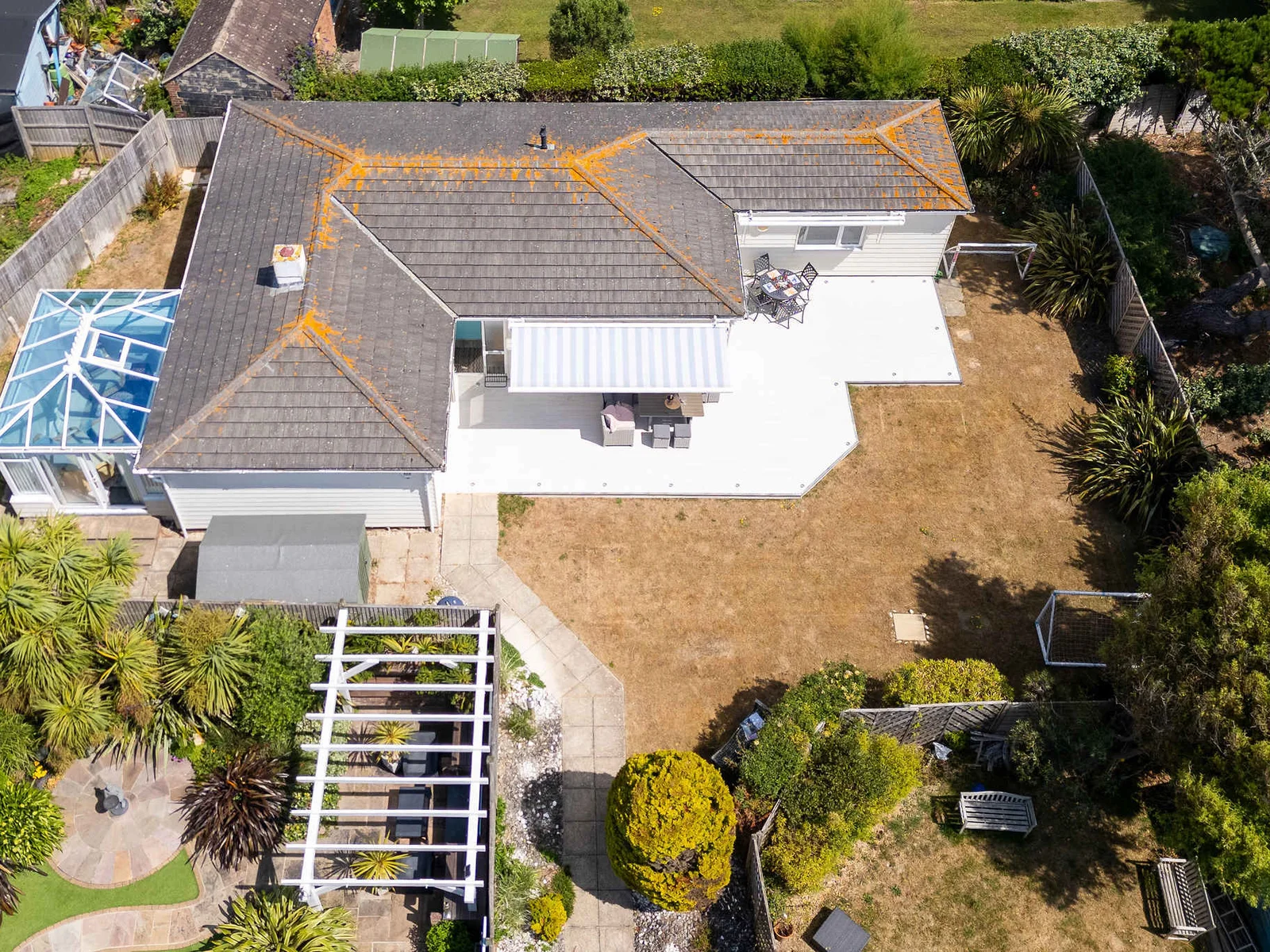 Spacious bungalow with deck and large garden near the beach