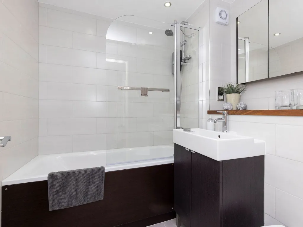 Stylish Ground Floor Apartment with Sea Views