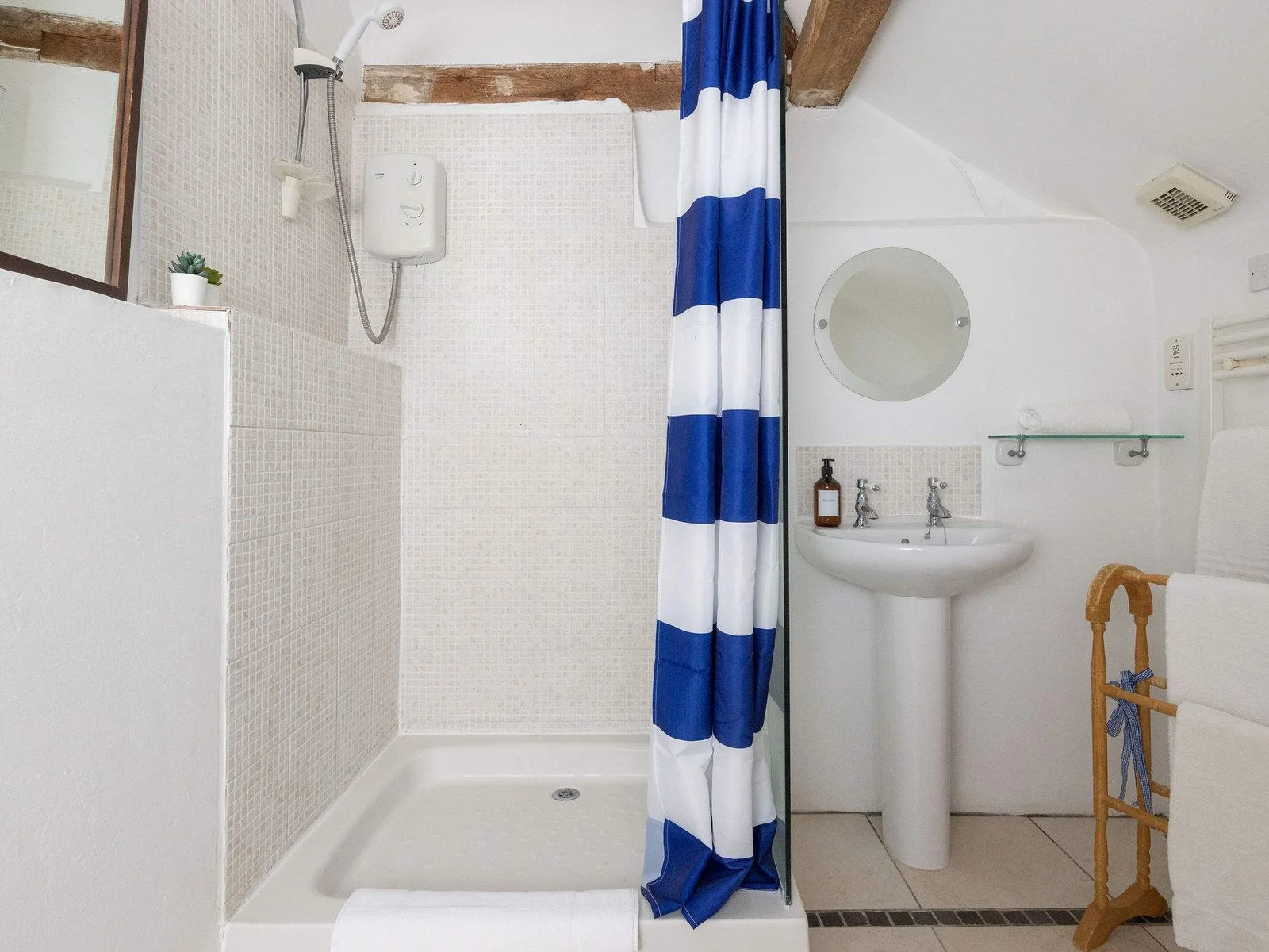 Clean and bright ensuite to master bedroom in Wren Barn.