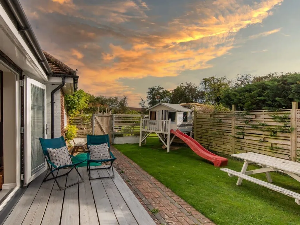 Pretty Coastal Annexe Close to Village and Quay