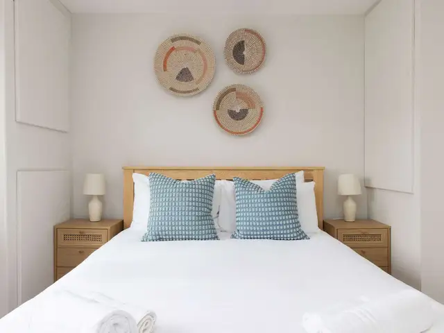 Mariners: Stylish Beachside Getaway with Sea Views