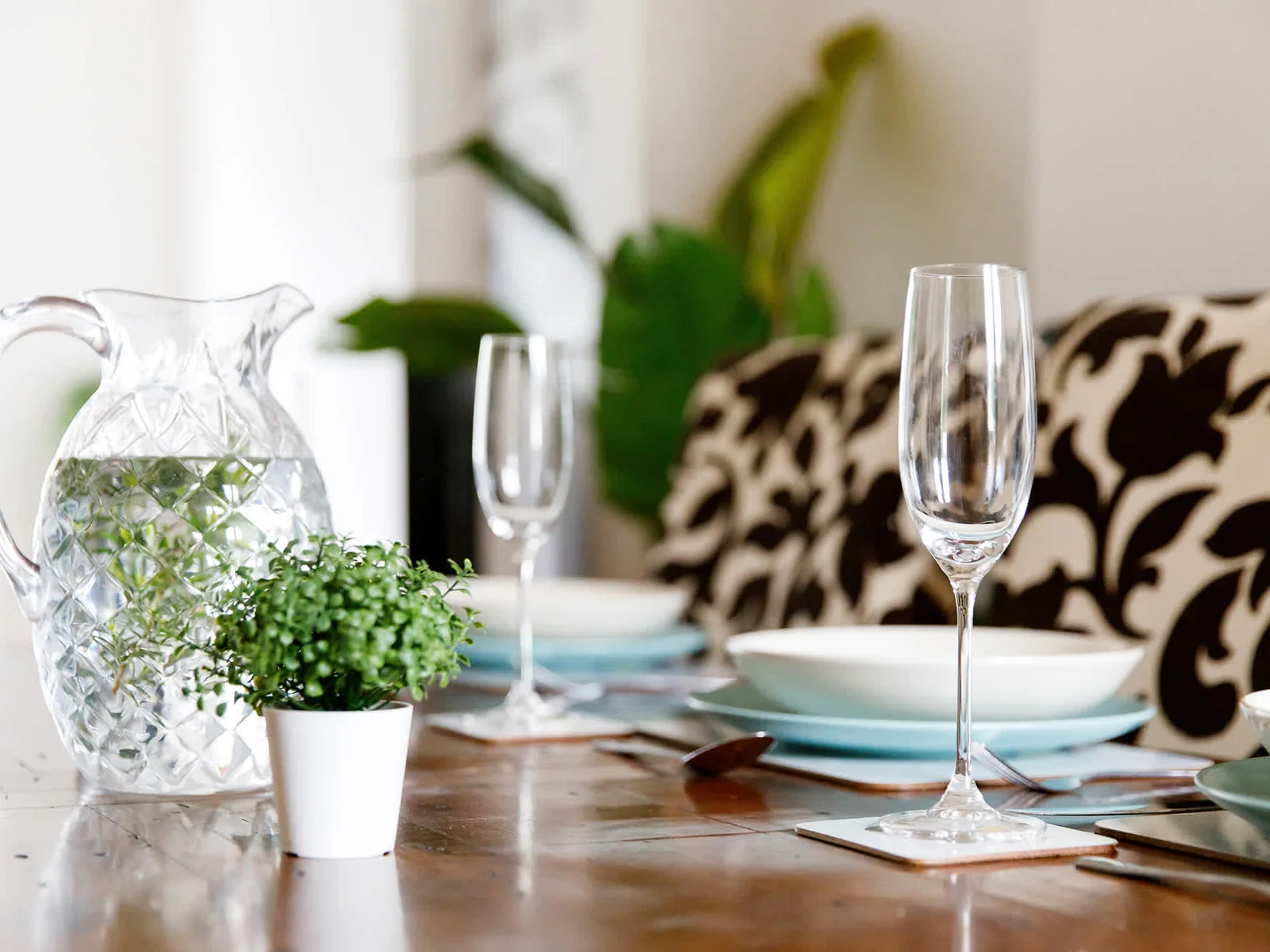 Sit down and dine here with friends and family for all mealtimes.