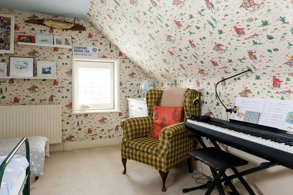 With books, toys and piano, the children will be happy playing upstairs for hours.