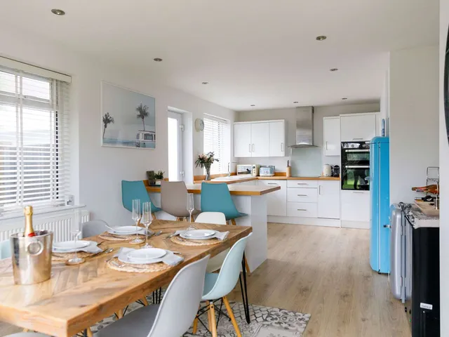 Beach house for 8 with hot tub & garden