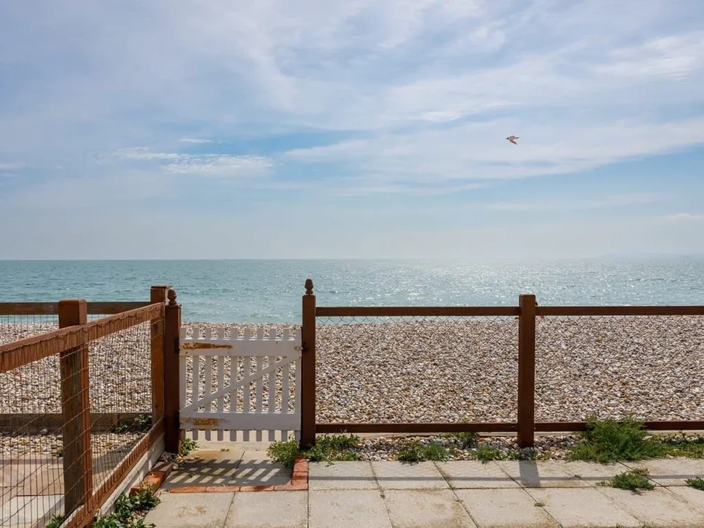 Sunny seafront chalet – sleeps 6
