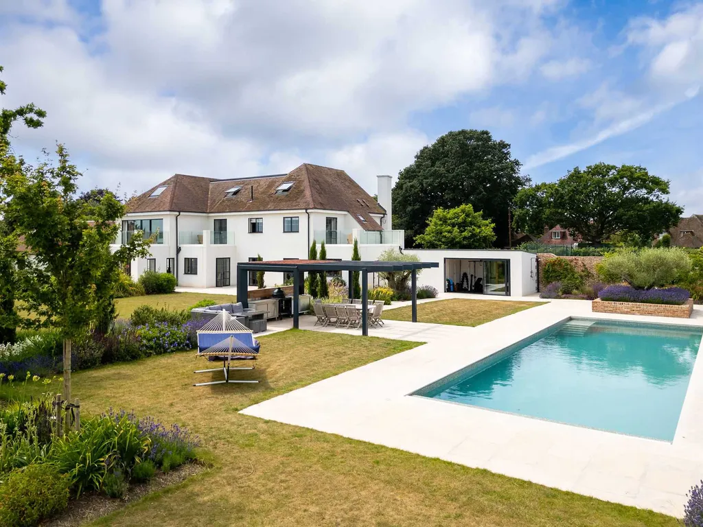 Luxury 8-Bed Retreat w/ Pool, Gym & Tennis