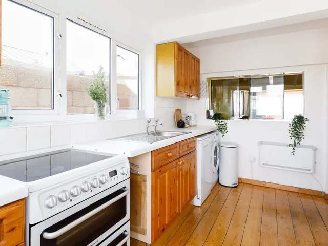 Sunny seafront chalet – sleeps 6