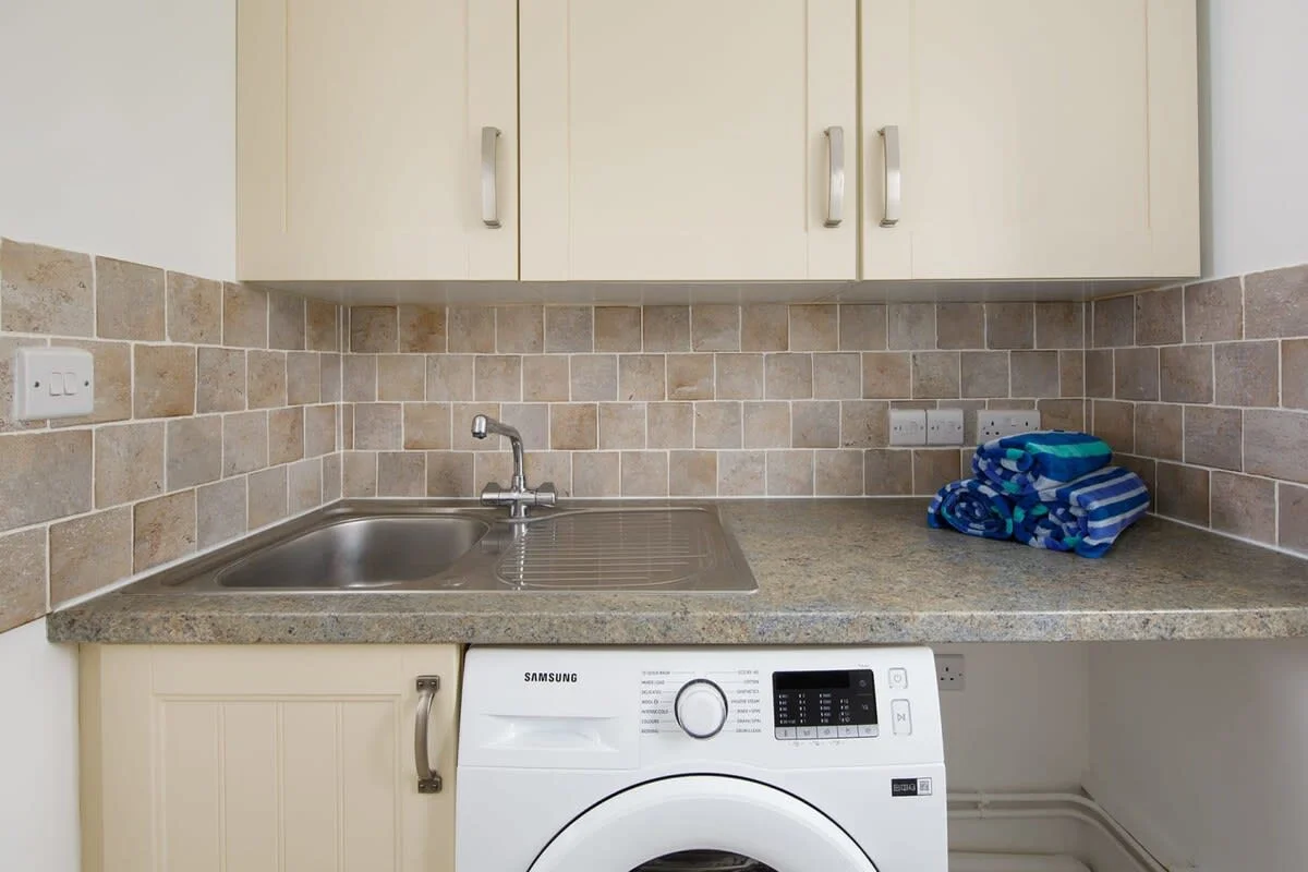 The utility with washing machine is perfect to keep on top of the washing.