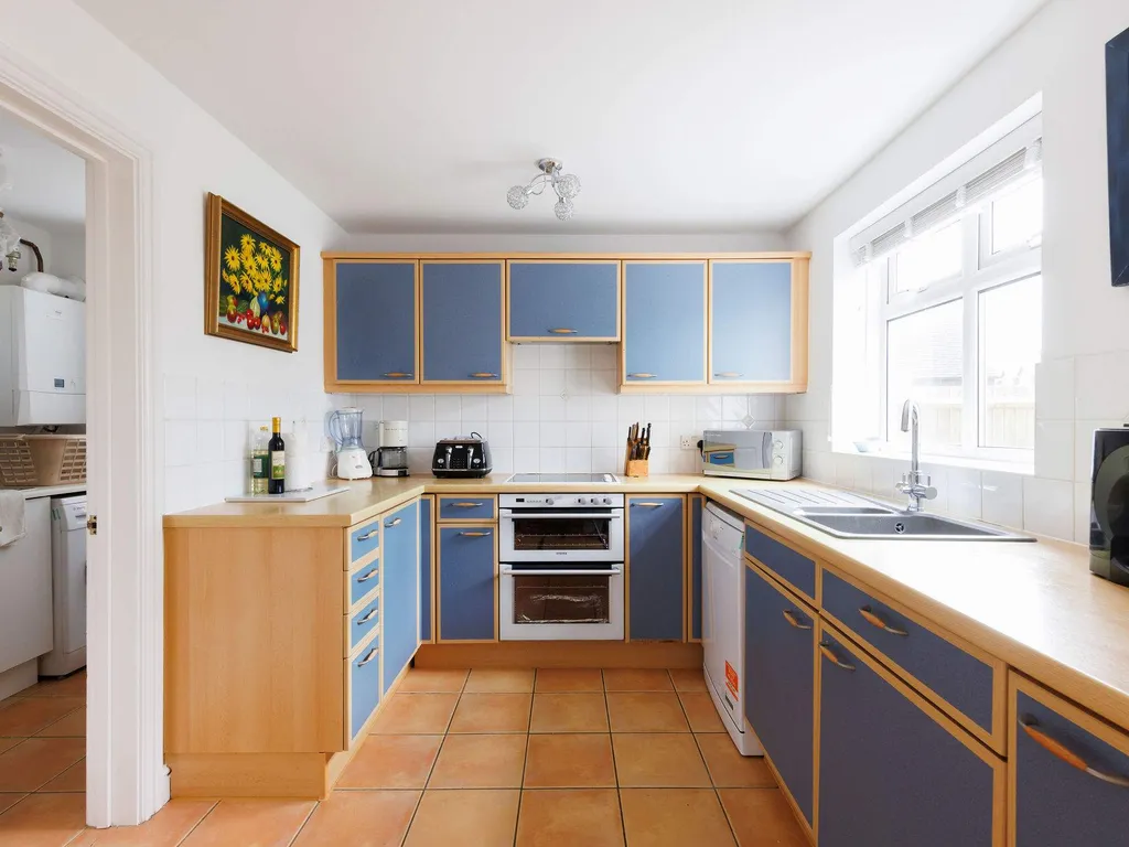 Spacious 4-Bed Seaside Retreat in Selsey