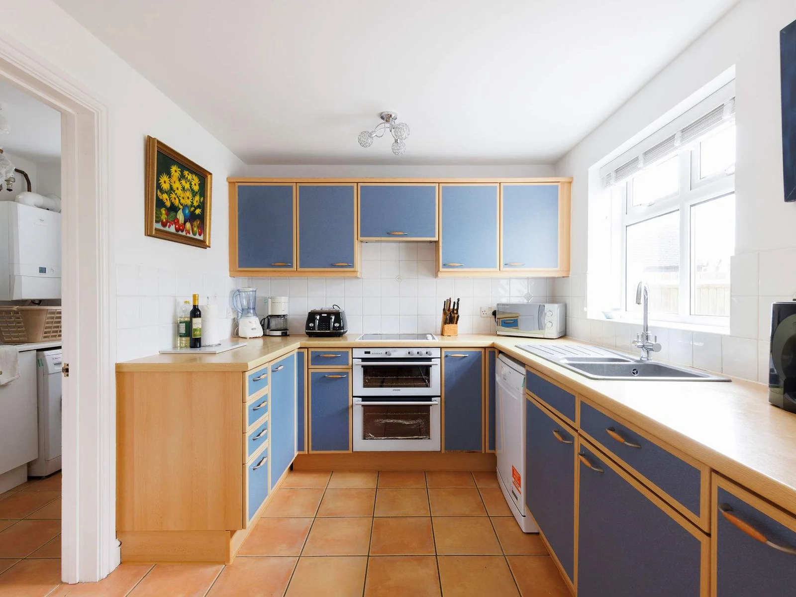 The fully-equipped kitchen has everything you need to prepare drinks, meals and picnics.