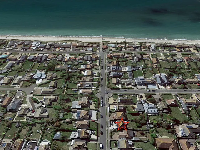 Bright & Modern 4 br House 100 metres from Beach!