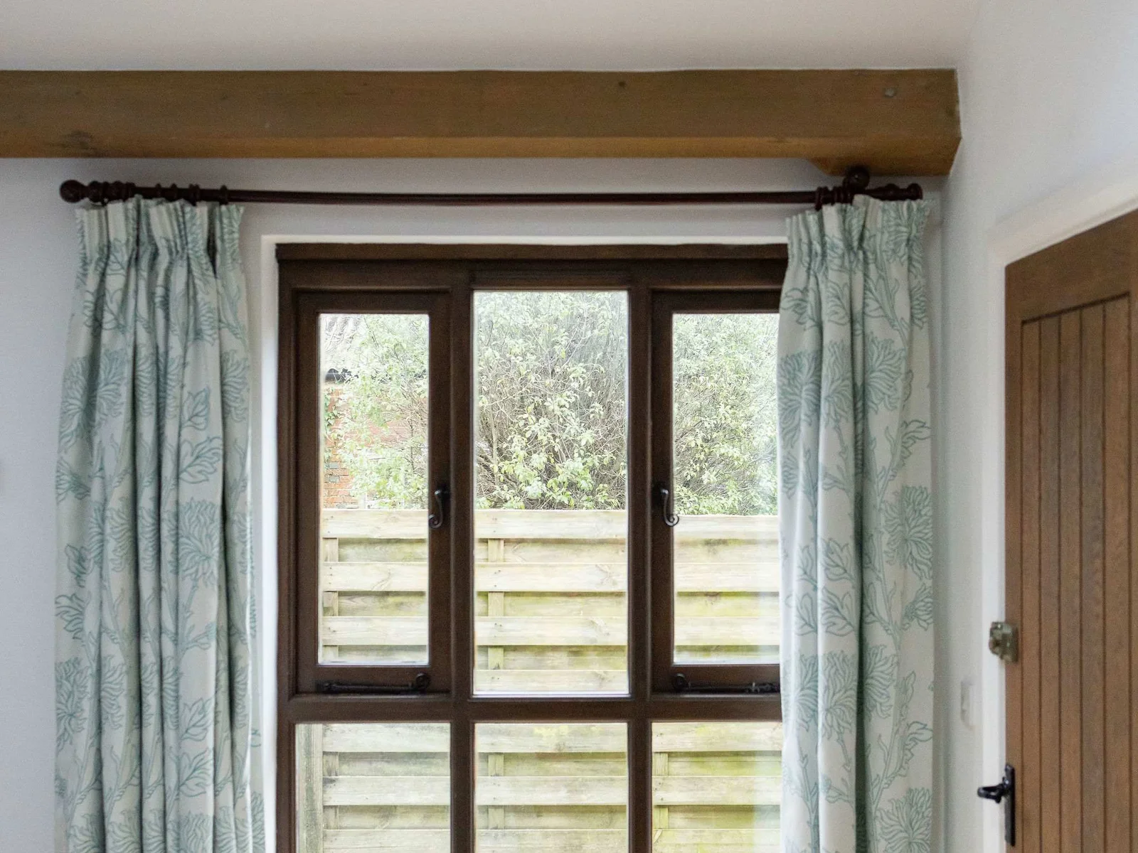 The large windows let in plenty of light and sunshine.
