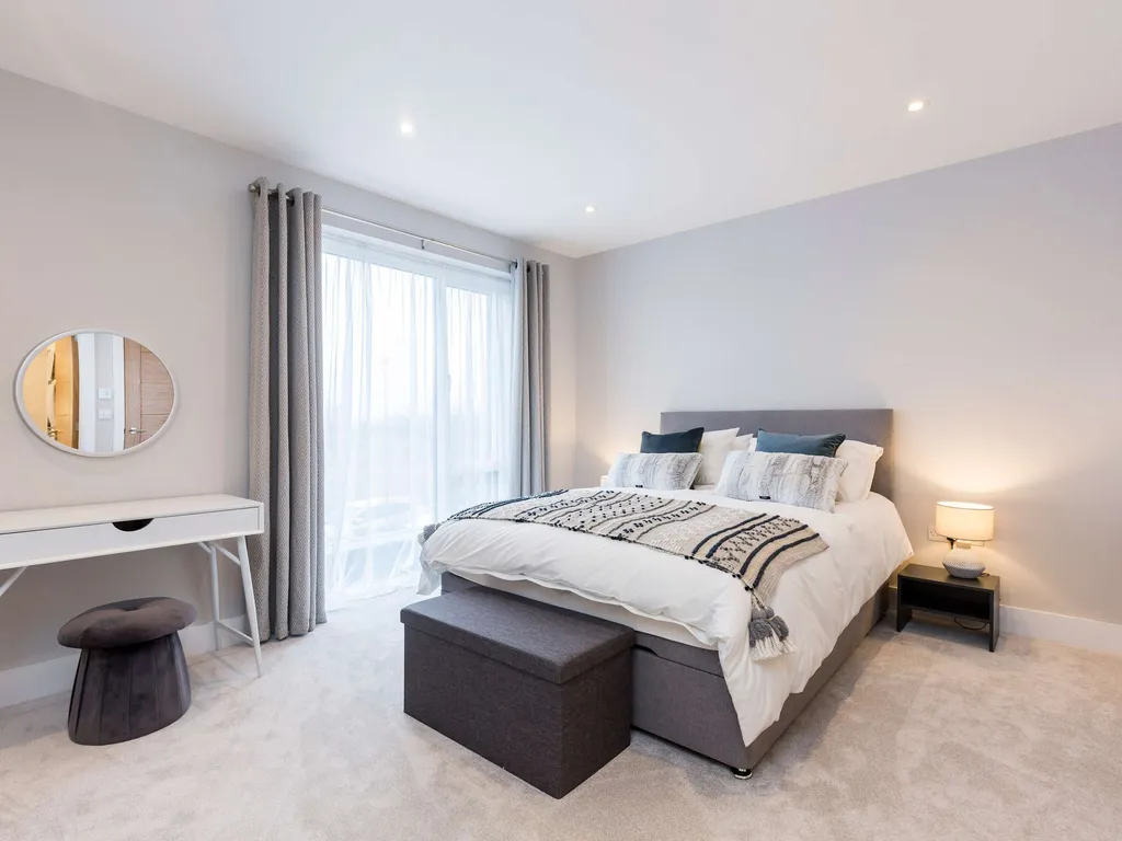 Stylish new home with parking – king beds, garden