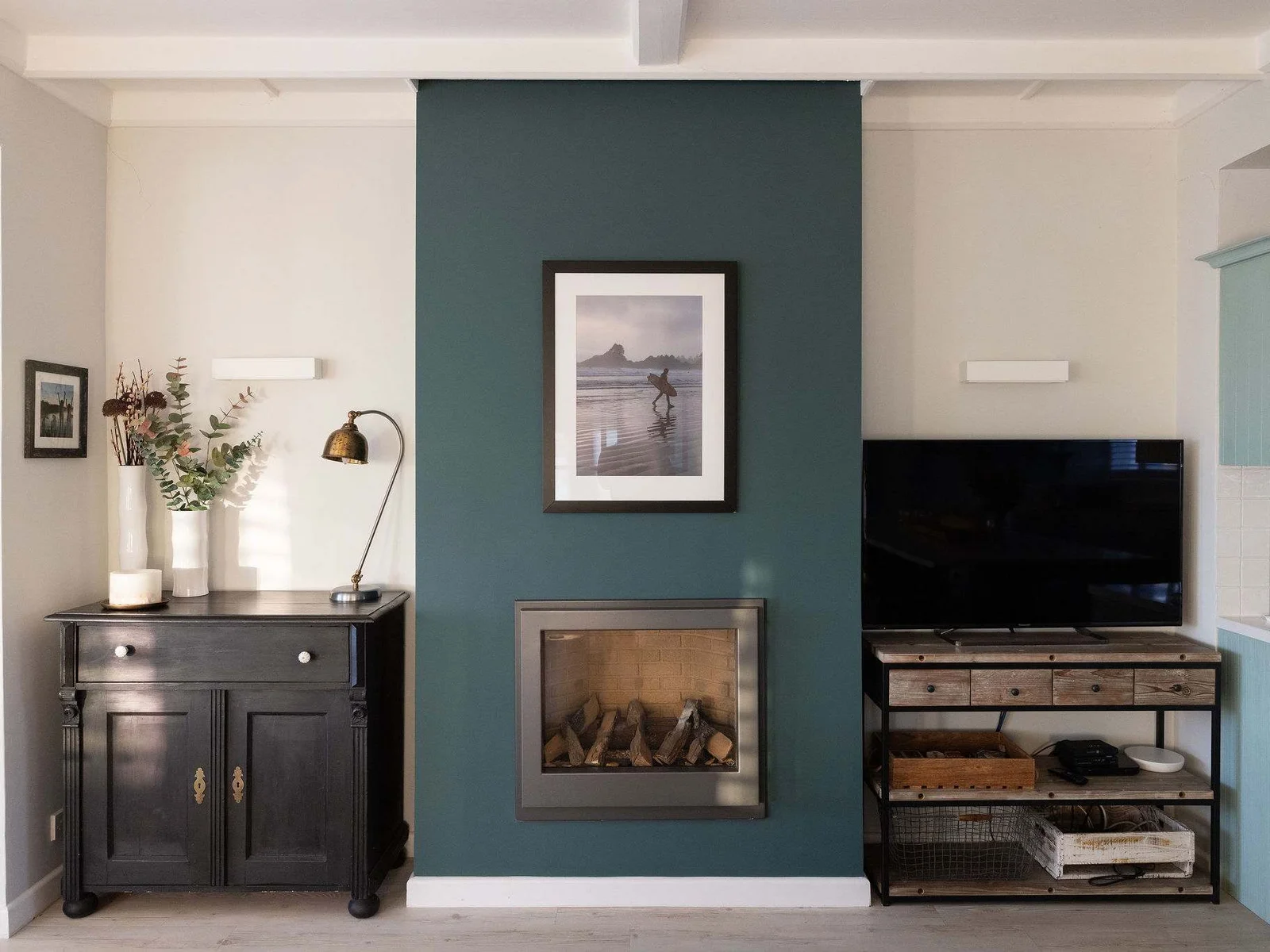 Modern fireplace & Smart TV in lounge.