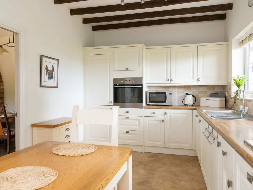 Homely Cottage for 6 Near Chichester & Goodwood