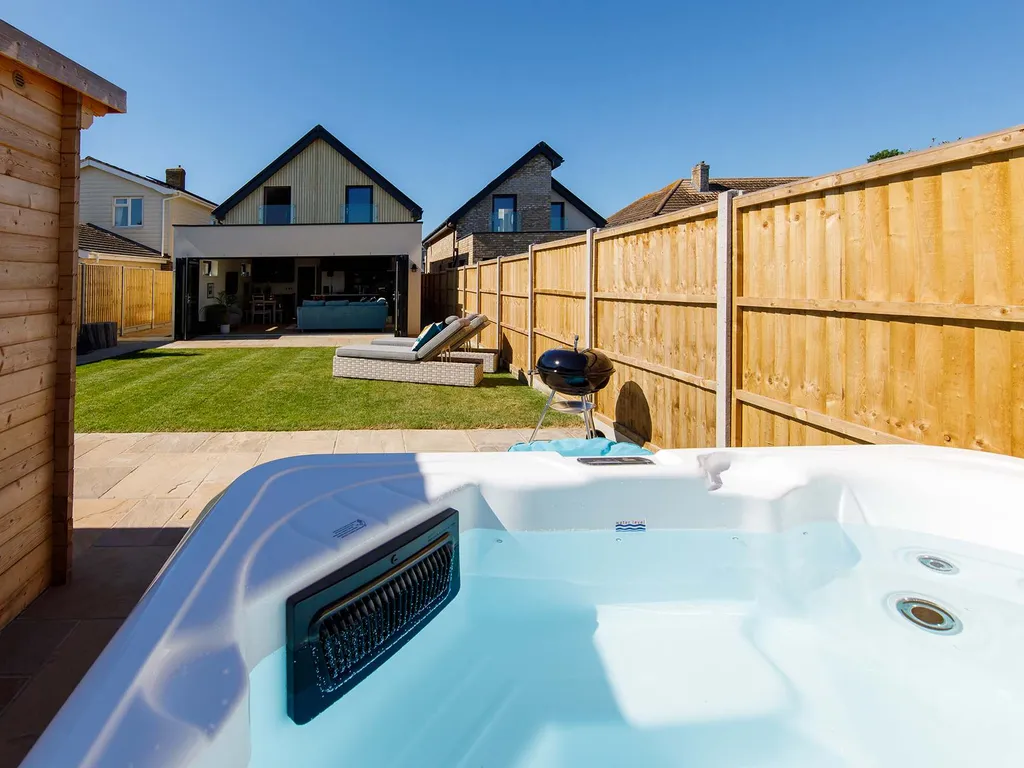 Luxury designer coastal home for 10 with hot tub