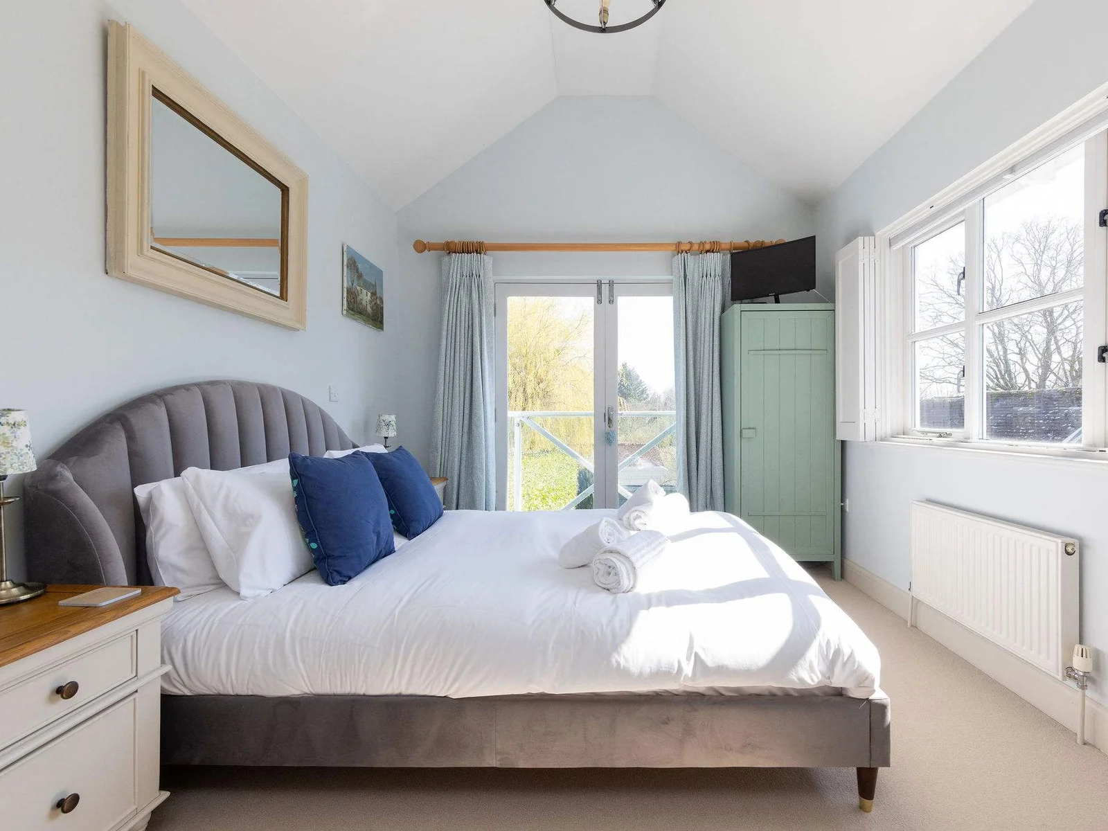 Spacious, light-filled bedroom to unwind