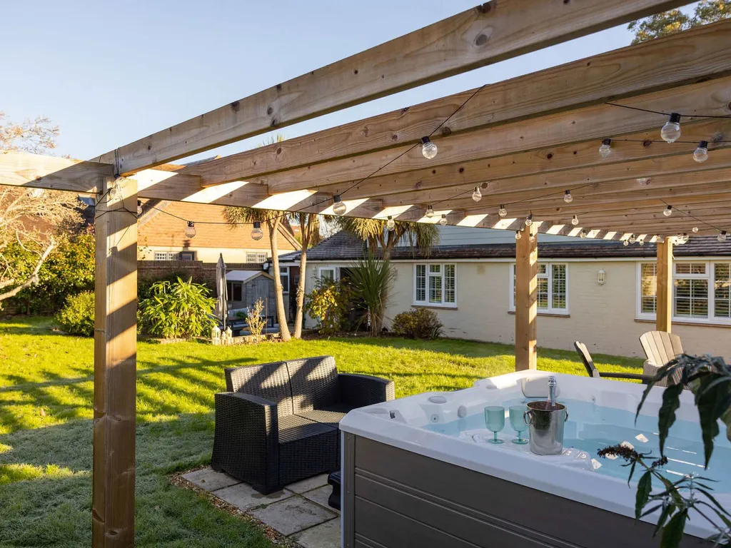 Sussex Escape for 8 with Hot Tub nr Goodwood