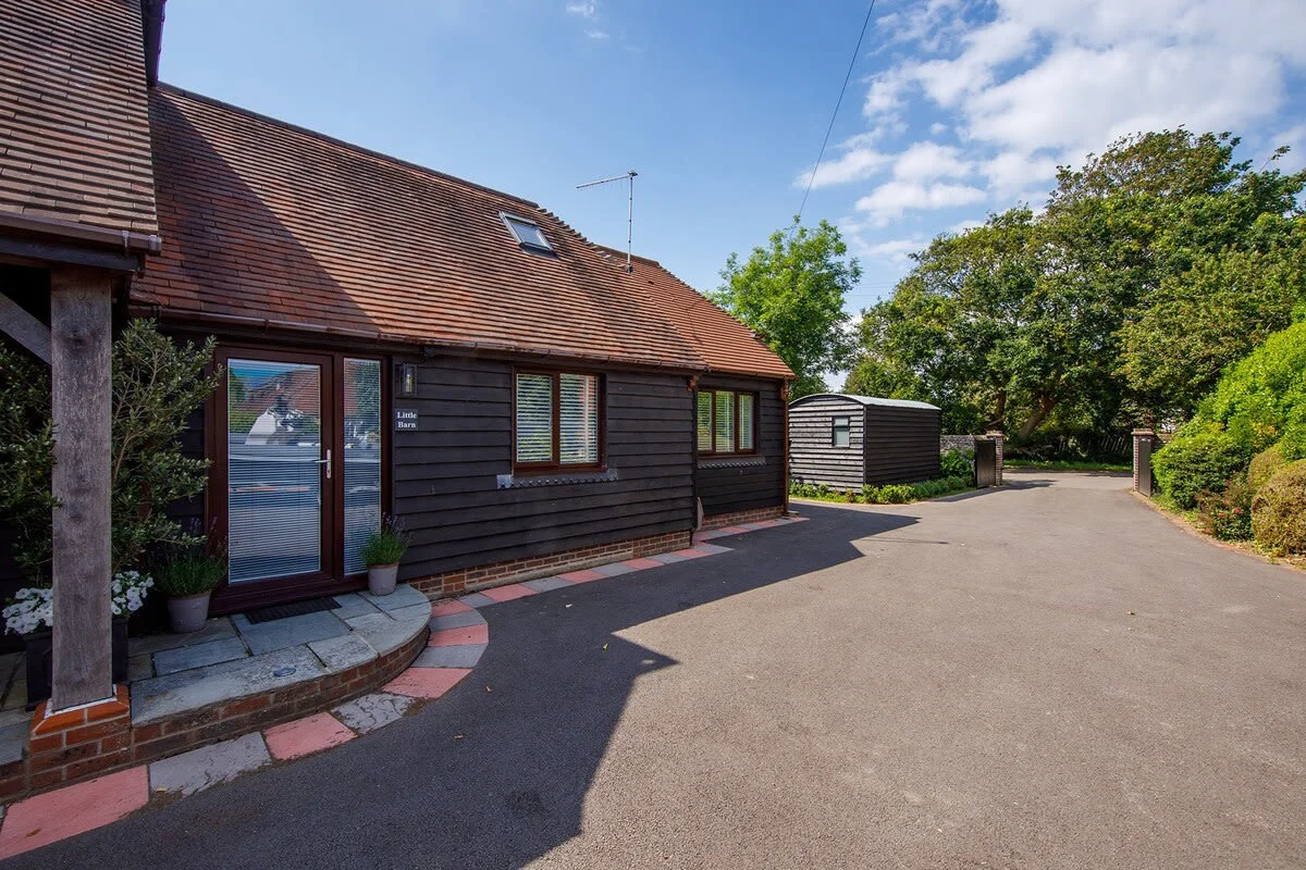 The annexe is attached to the owner's main house, but has it's own parking spot and private entrance so you won't be disturbed during your stay.