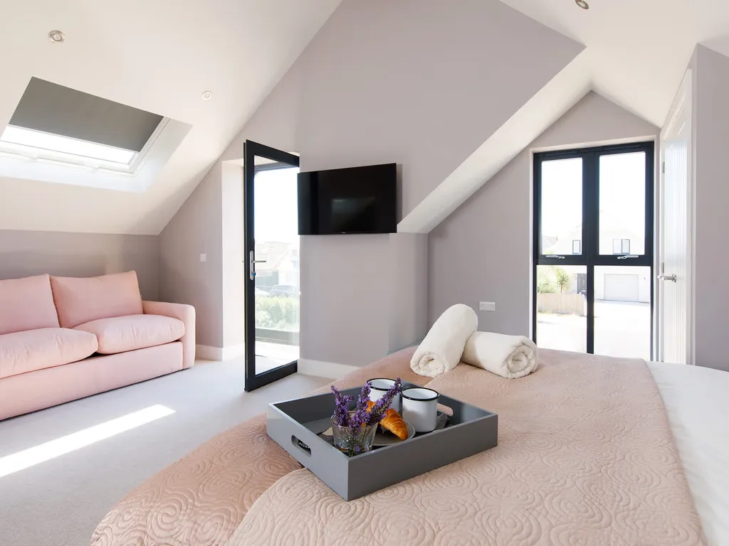 Luxury designer coastal home for 10 with hot tub