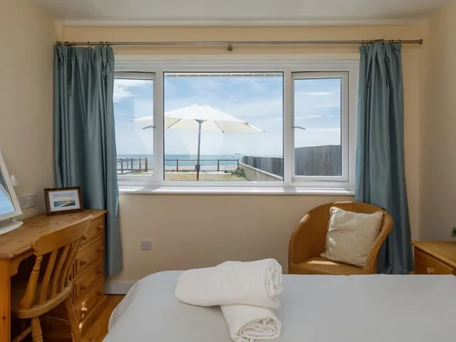 Sunny seafront chalet – sleeps 6