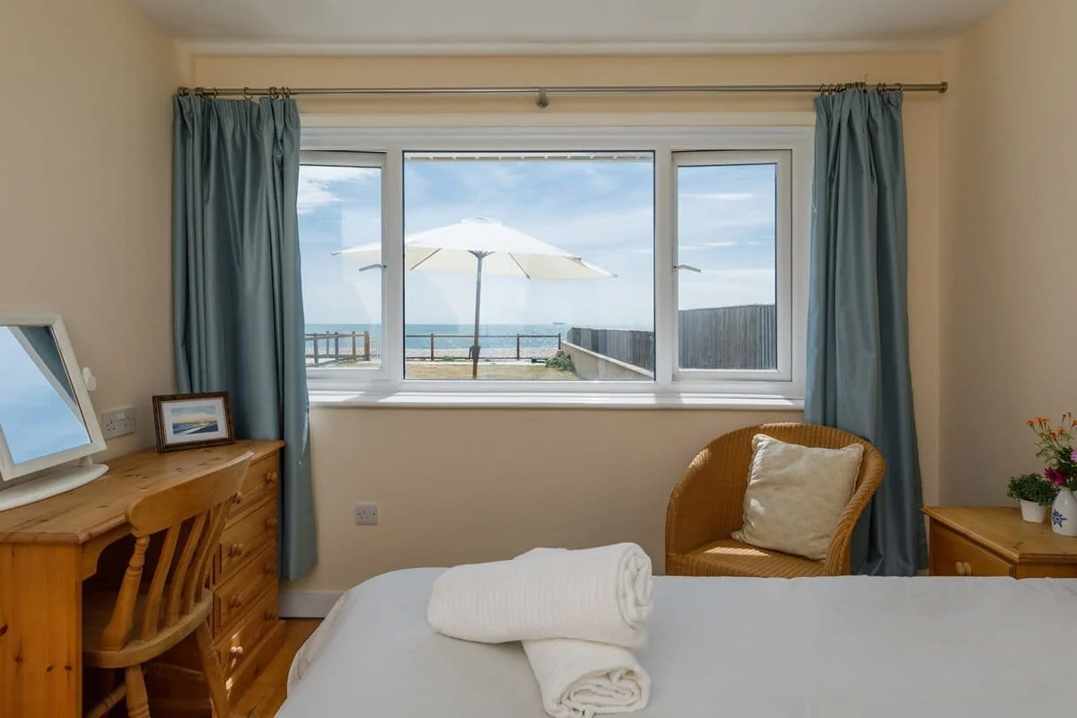 Sunny seafront chalet – sleeps 6