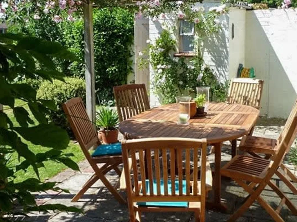 Pretty Cottage Near City & Sea