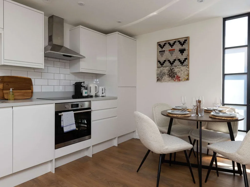 Stylish Central Chichester Flat Near Station