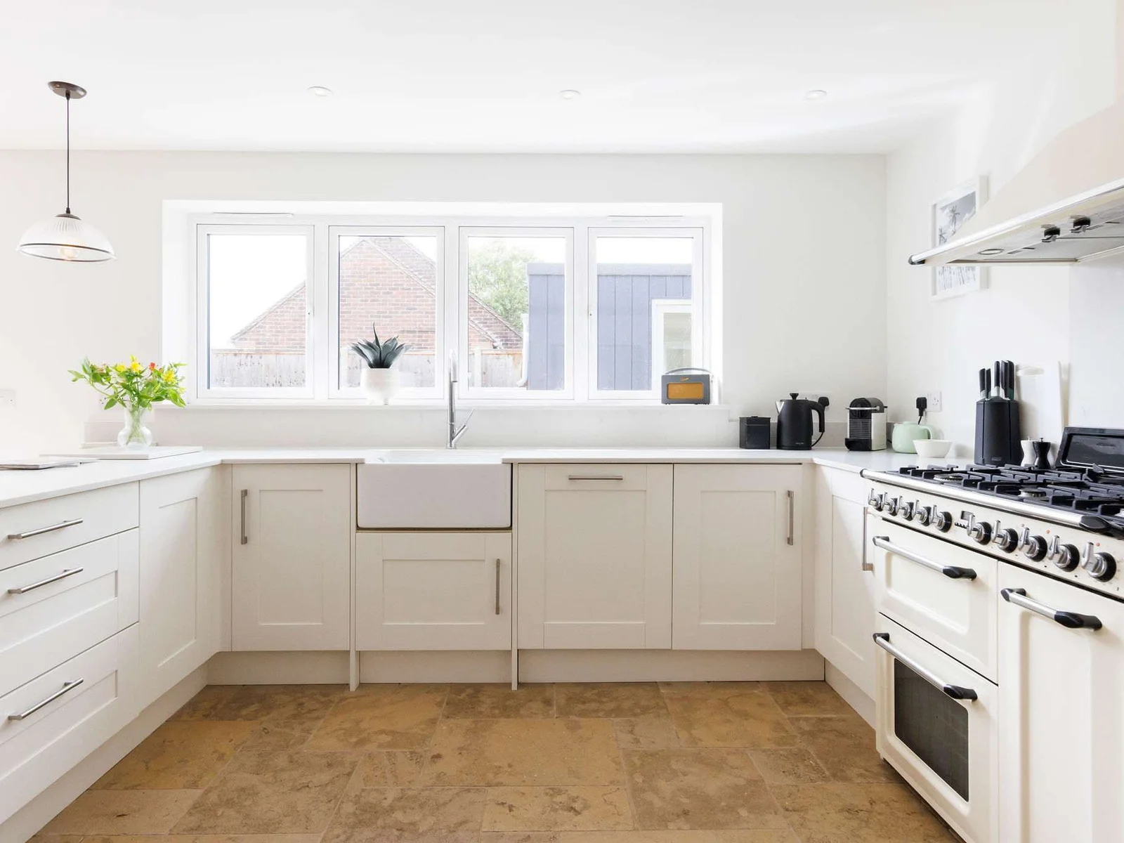 The kitchen has everything you need to prepare drinks, meals and picnics.