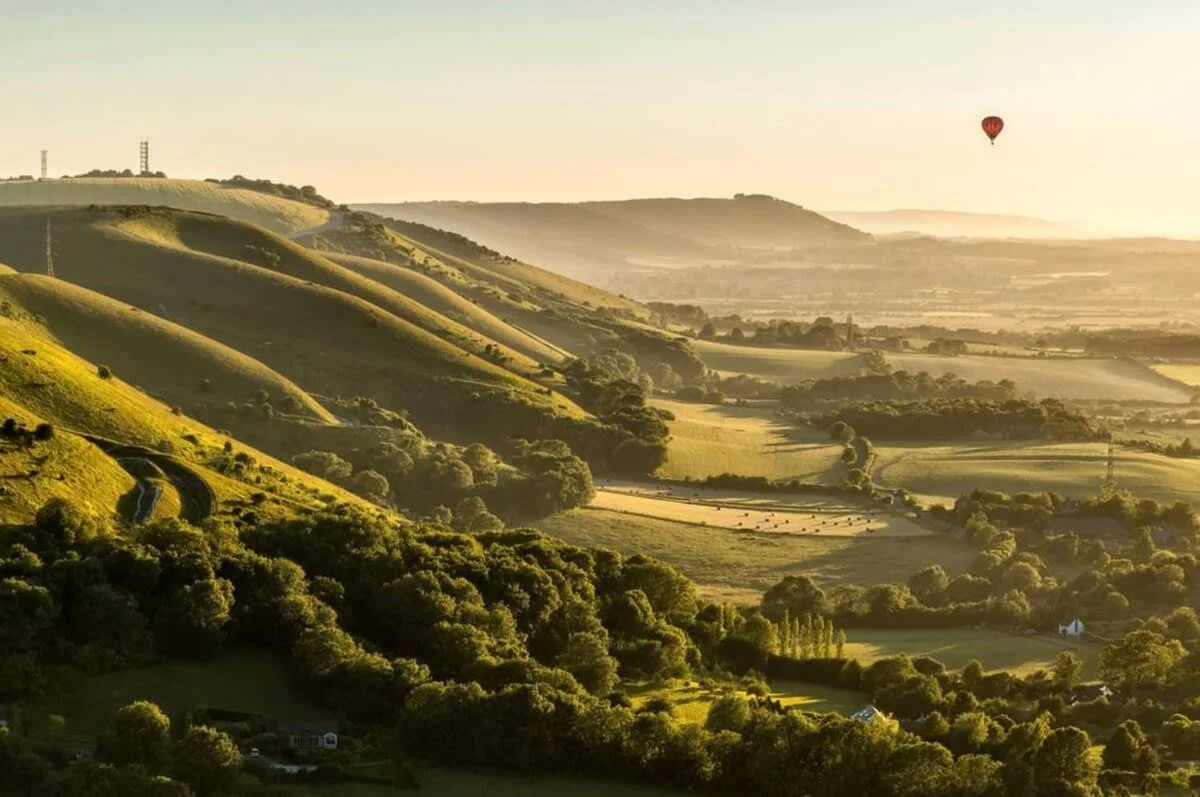 Tucked discreetly at the base of the South Downs, "The Artists Barn" is a hidden treasure perfectly positioned for scenic walks, invigorating bike rides, and easy access to local beaches, harbours, shops and charming pubs.