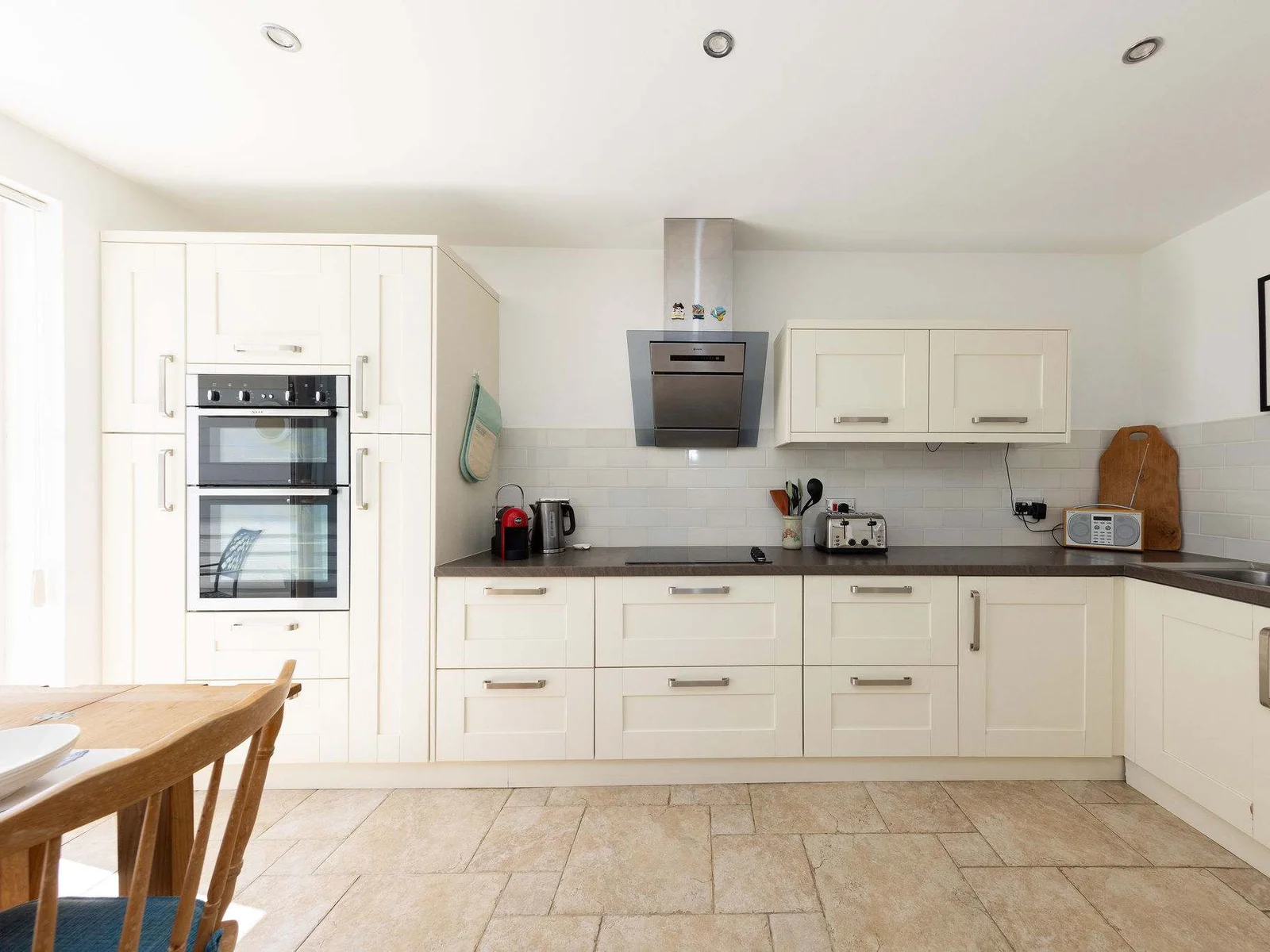 Bright and well-equipped kitchen with double oven and coffee machine