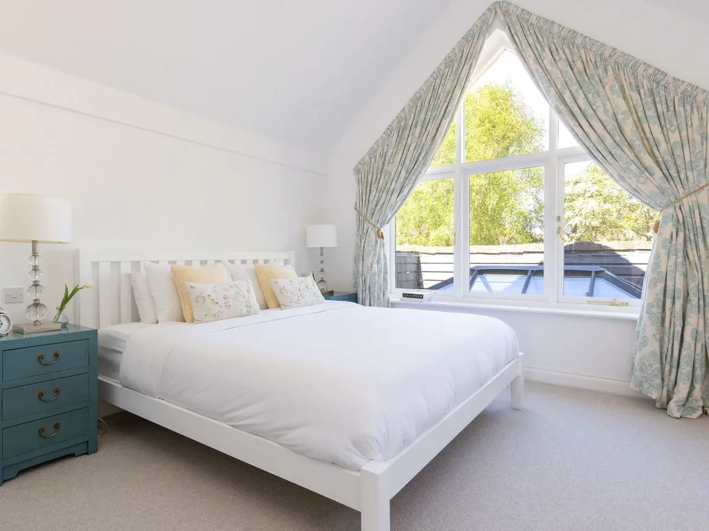 Bosham Getaway in Relaxed Seafront Luxury