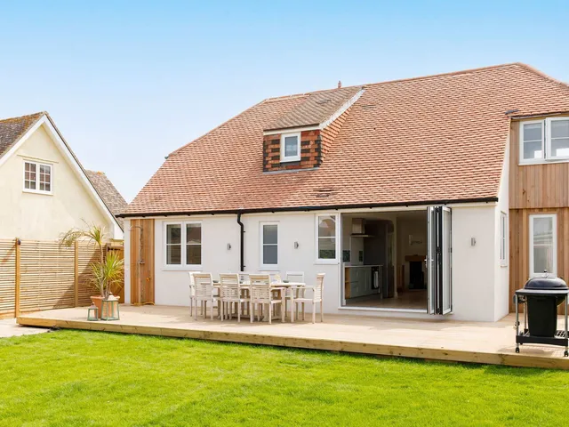 Mariners: Stylish Beachside Getaway with Sea Views