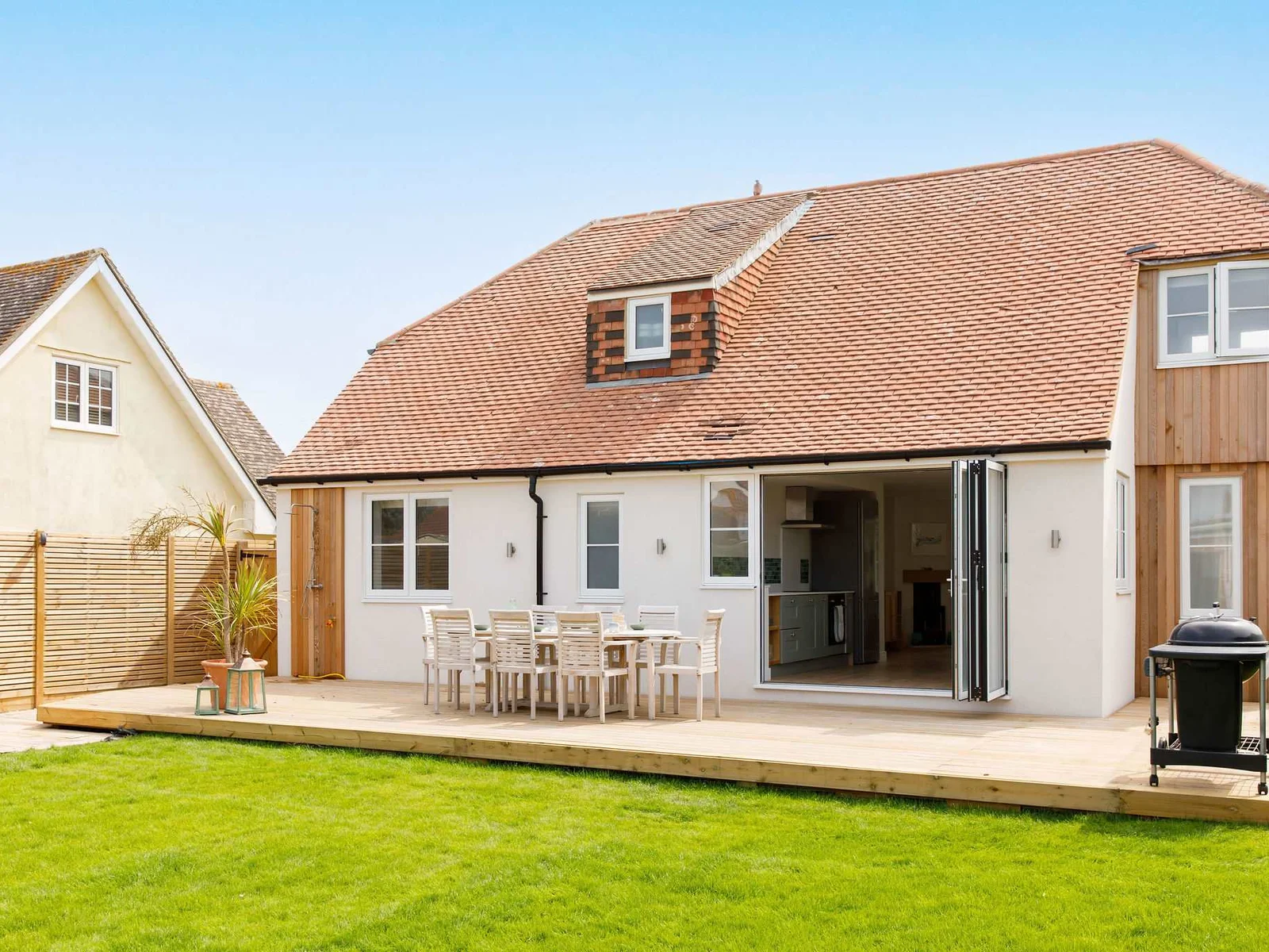 Mariners: Stylish Beachside Getaway with Sea Views