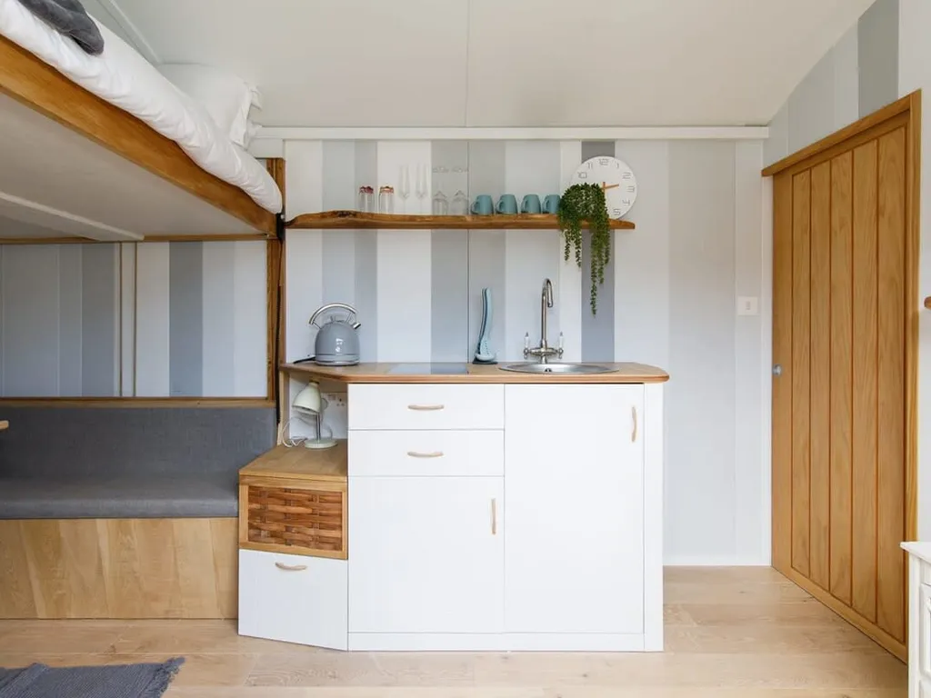 Gorgeous Shepherds Hut – Walk to Beach & Pub