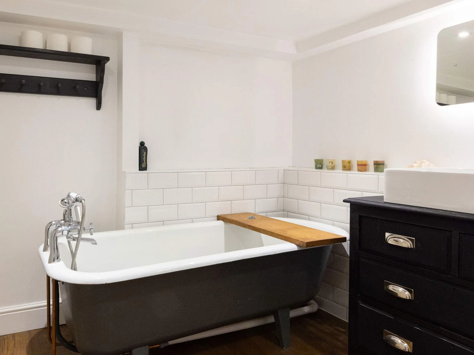 Stylish freestanding bath perfect for relaxing soaks