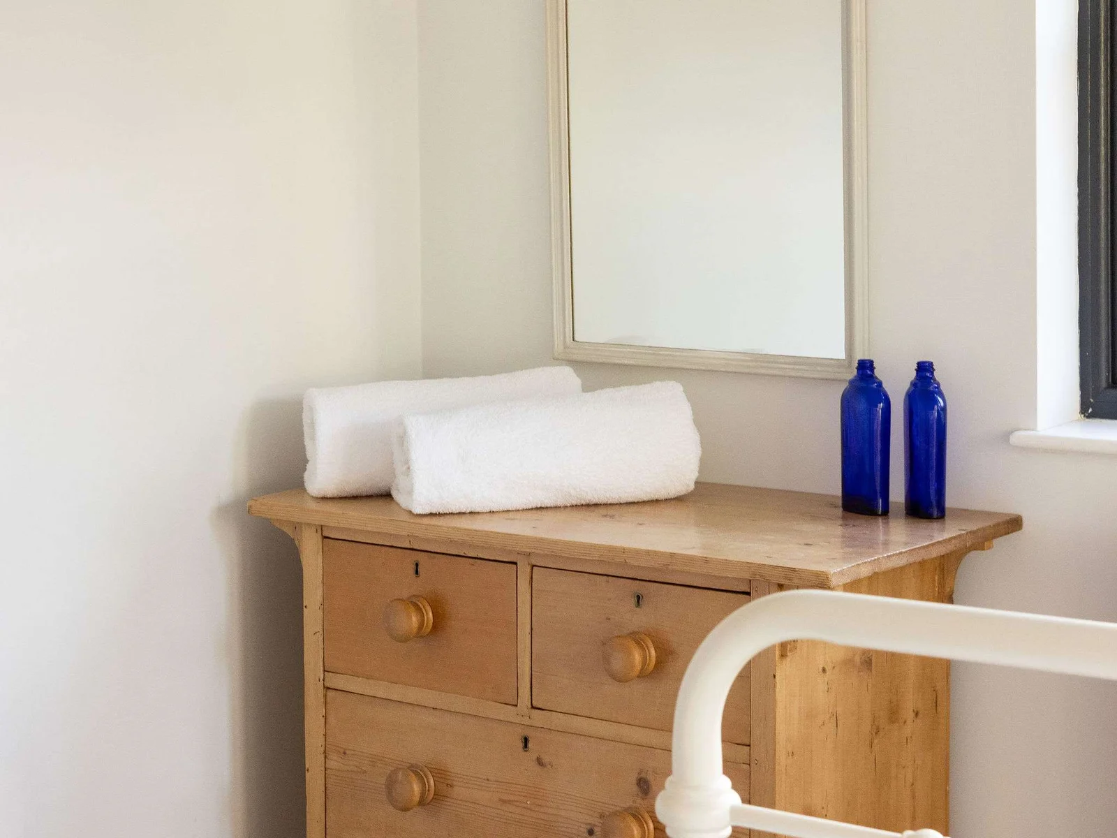 Chest of drawers to store your personal belongings, also can be used as a vanity unit.