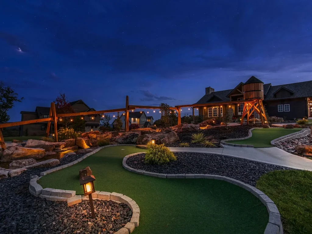 Scenic Home: Breathtaking Views Around the Clock