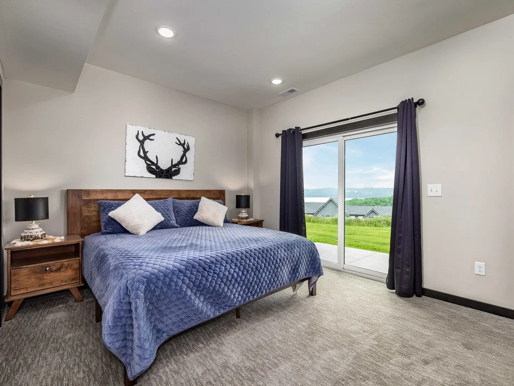 Fun-Filled Escape: Amenities Galore by the Water