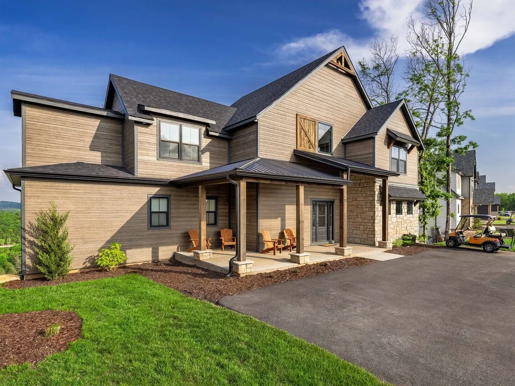 Beautiful Lakeside Escape with Large Pool Access