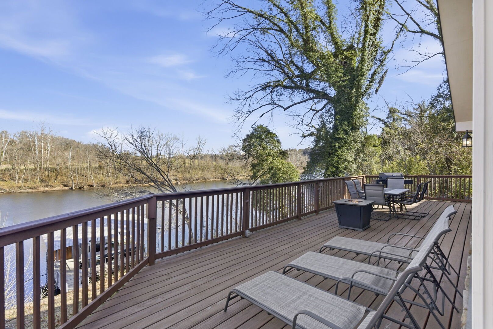 The River Lake Lodge