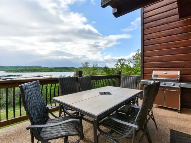 The Lakeview Adventure House