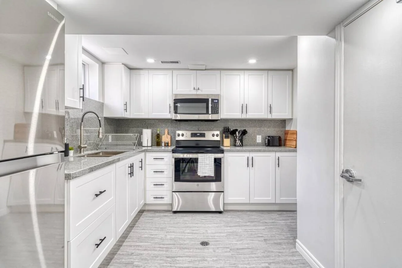 You can almost hear the sizzle of ingredients as you cook in the well-equipped kitchen, where every detail is designed for convenience.