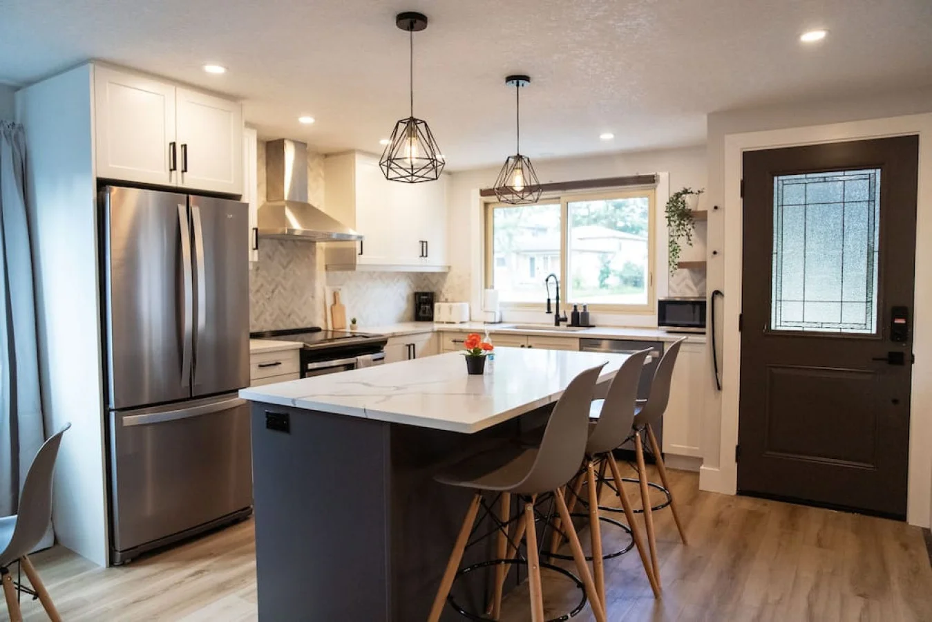 The kitchen’s open layout allows you to move freely as you prepare meals, with everything you need at your fingertips.