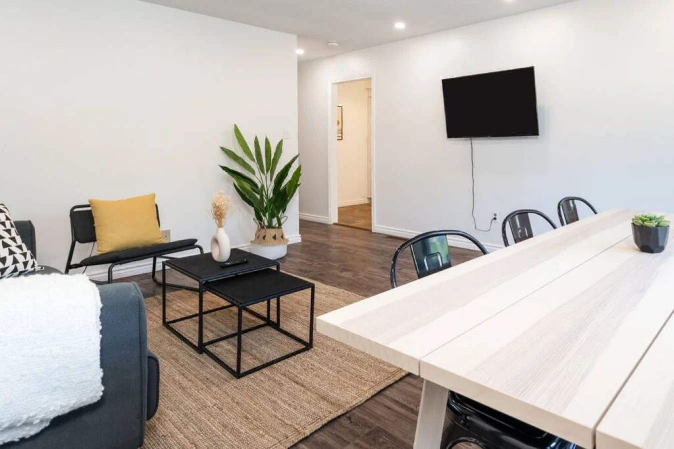 An open-concept area featuring a modern furnishings, and a stylish entertainment setup—ideal for gatherings and relaxation.