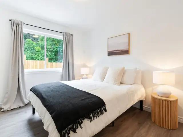 Chic designer home 5 mins to hospital & college