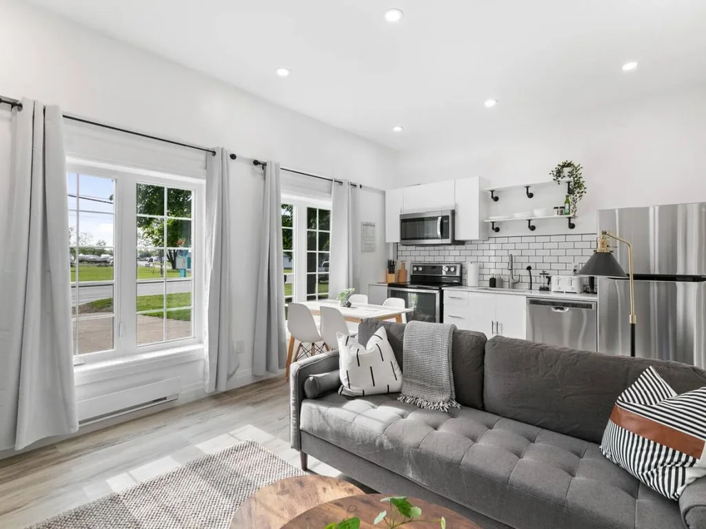 Mins to marina and river – 1 bed suite