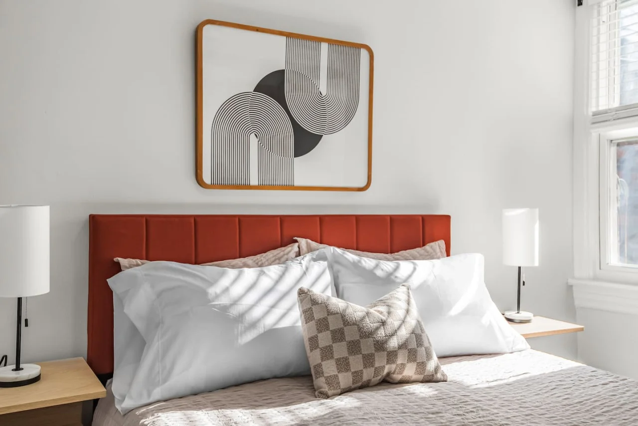 Enjoy rest and comfort in our bedroom, equipped with everything you need for a pleasant stay.