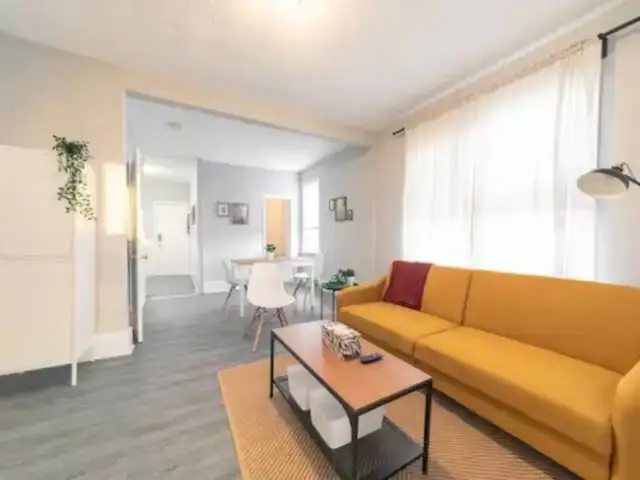 7Bed Spacious Home in Walkerville With Parking