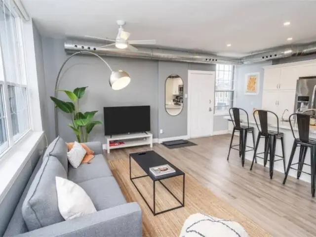 2 bed•work desk•close to Brant St Pier•GO station